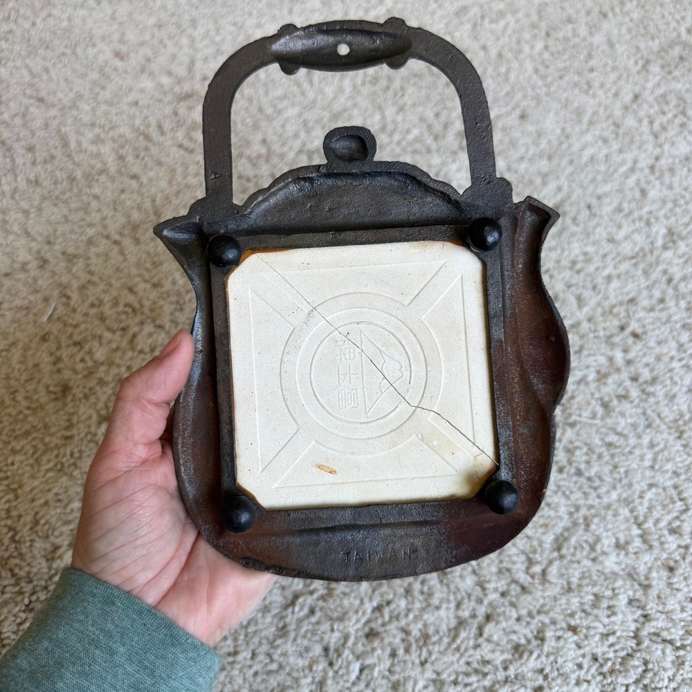 Vintage Cast Iron Teapot Trivet The Homestead in Winter Ceramic Tile Taiwan - Picture 9 of 9